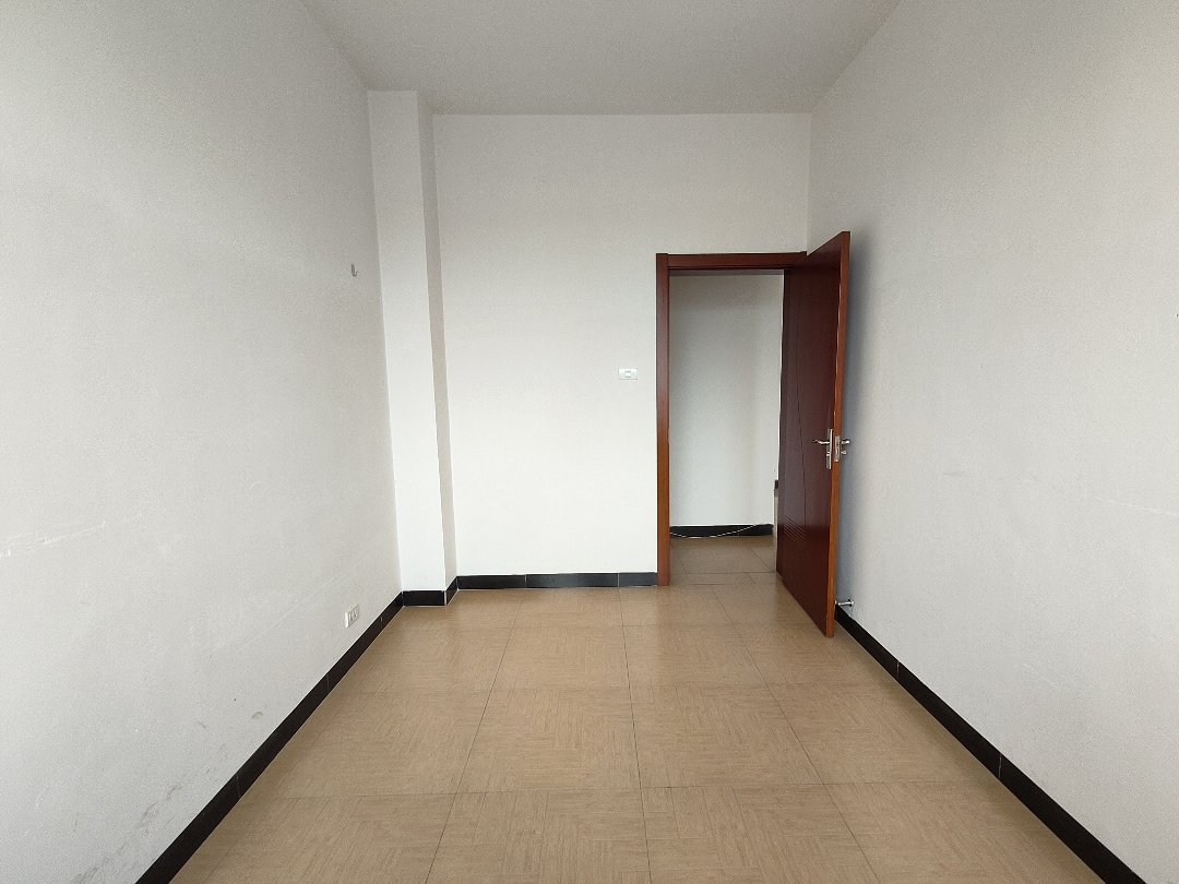 金域蓝苑,金域蓝苑 毛坯带家具家电 房东诚心出售11