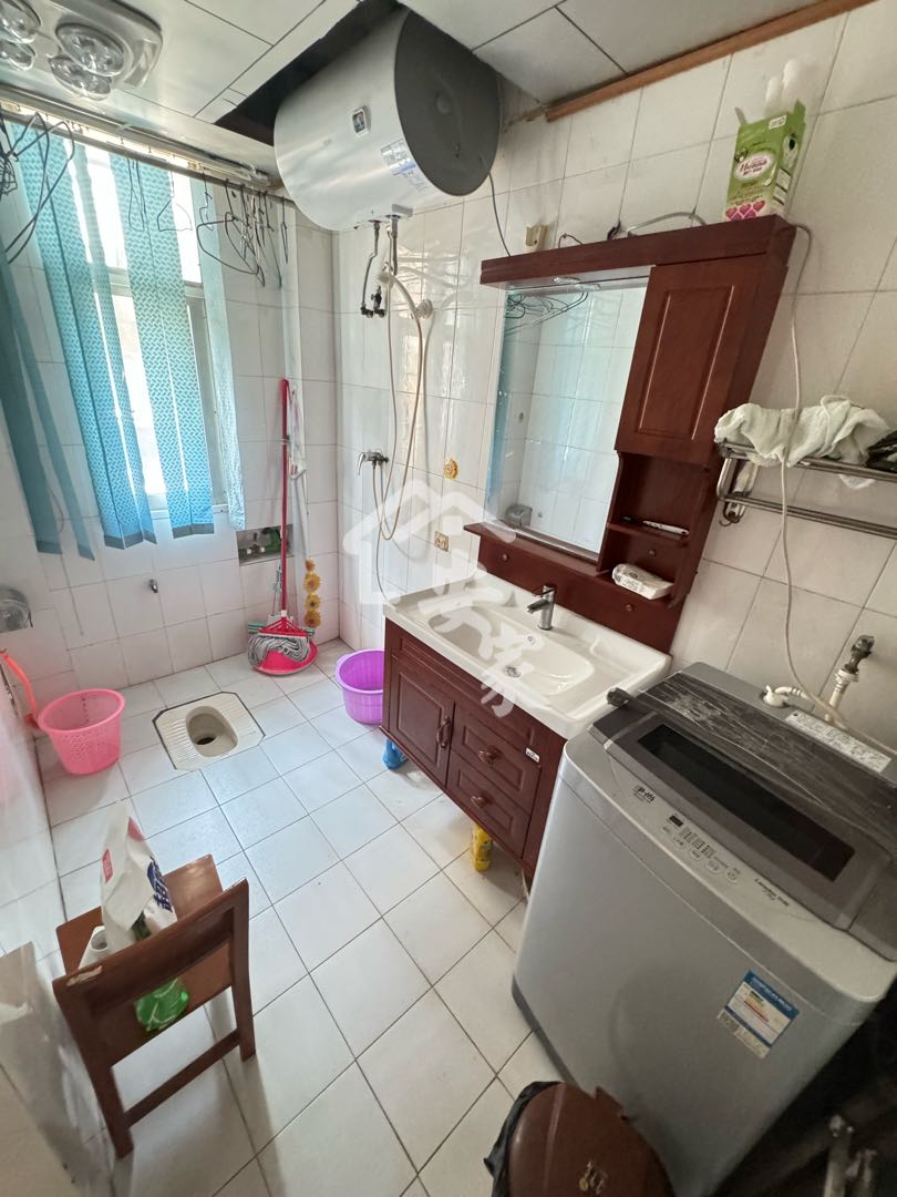 老板街,城中心低楼层步梯房,全屋家具家电齐全,还送一楼12个平储藏室3