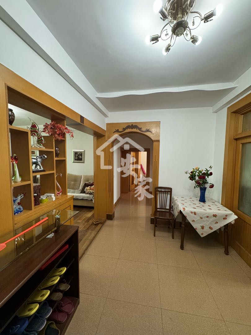 老板街,城中心低楼层步梯房,全屋家具家电齐全,还送一楼12个平储藏室7