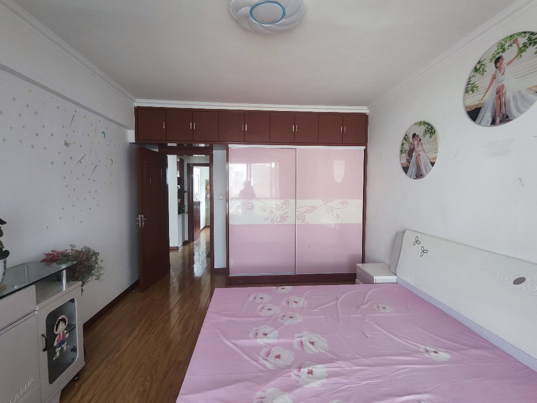 新城佳苑,新城佳苑两室两厅一卫精装修家具家电齐全拎包入住房东诚心出售2