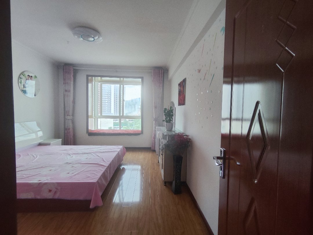新城佳苑,新城佳苑两室两厅一卫精装修家具家电齐全拎包入住房东诚心出售6