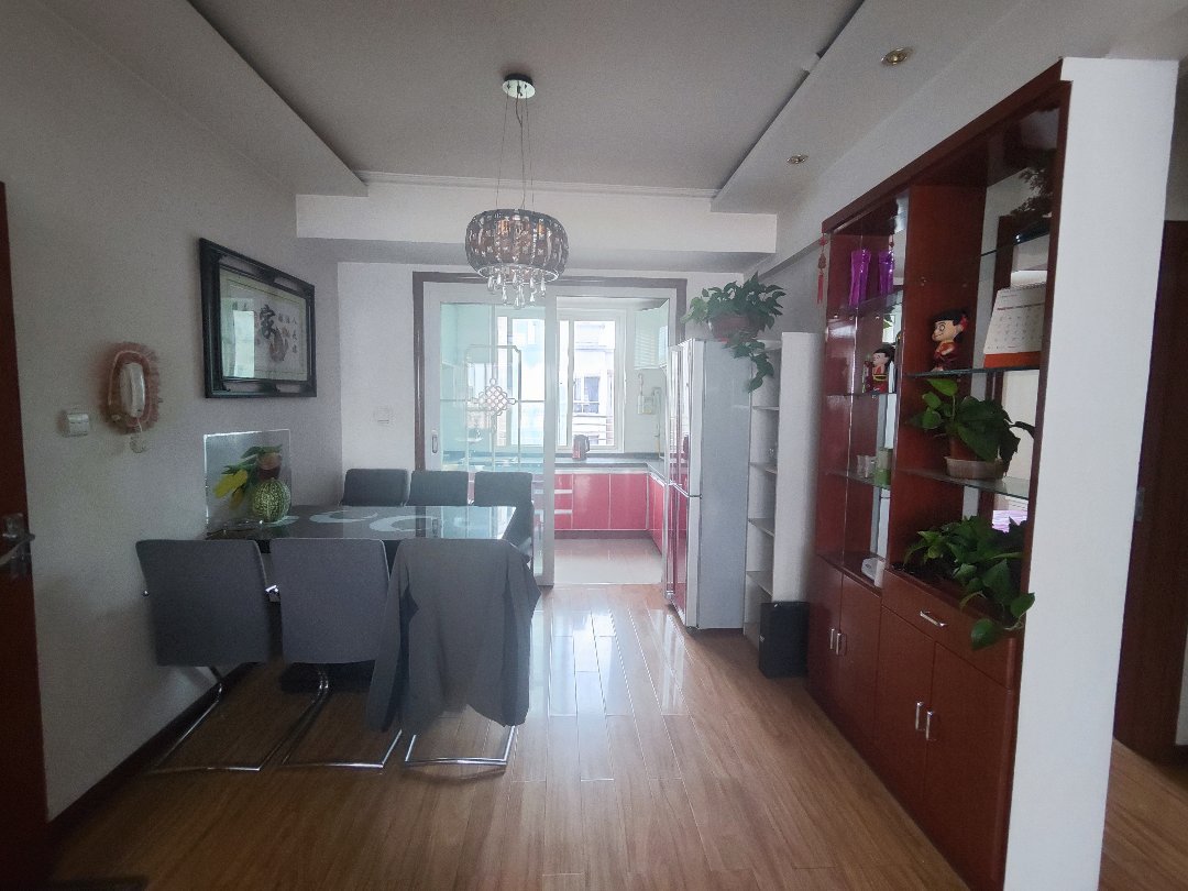新城佳苑,新城佳苑两室两厅一卫精装修家具家电齐全拎包入住房东诚心出售5
