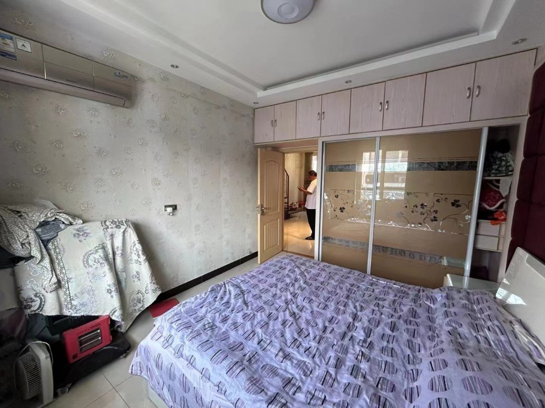 珙县吉祥苑,房子干净整洁,楼中楼户型可以,现报价38万,底价35万左右8