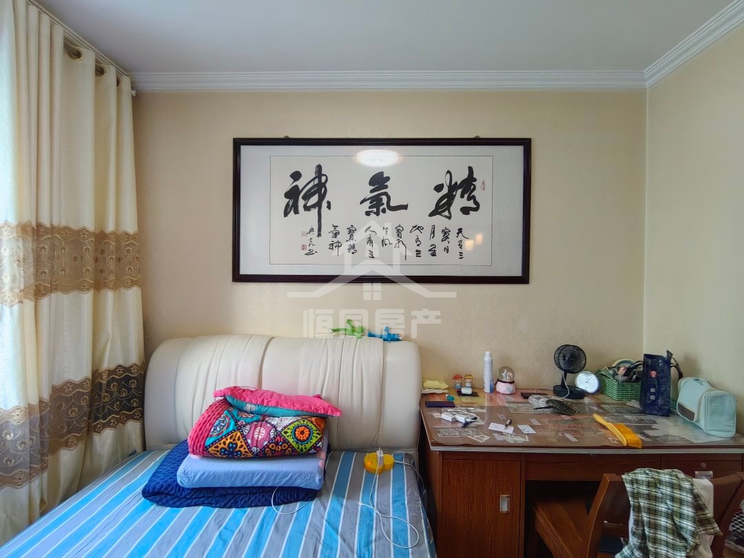 览山国际一期,览山国际一期,精装修三室两厅,南北通透,可按揭2