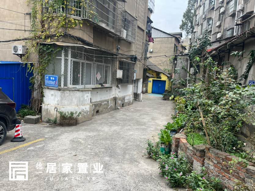 动物检疫站住宿区,急售中心医院附近,步梯三楼好楼层10