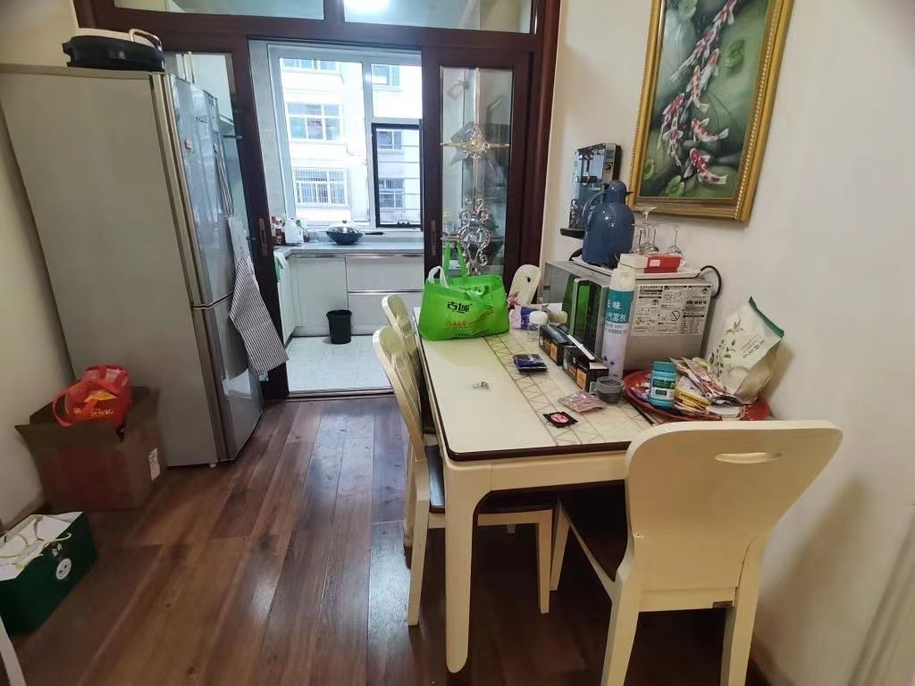 兴化二区,包改名,一层精装修。8