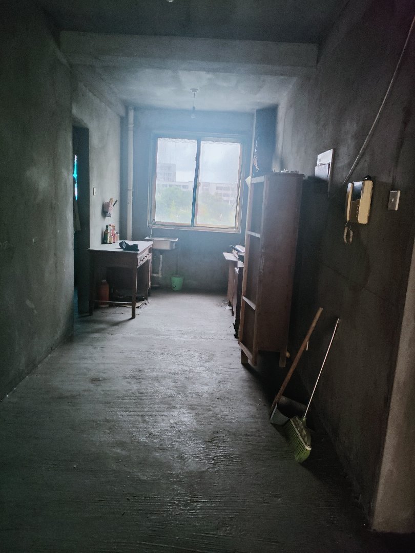 龙潭新村,万达广场边上龙潭新村2室2厅毛坯房,中上楼层,天小,四中4