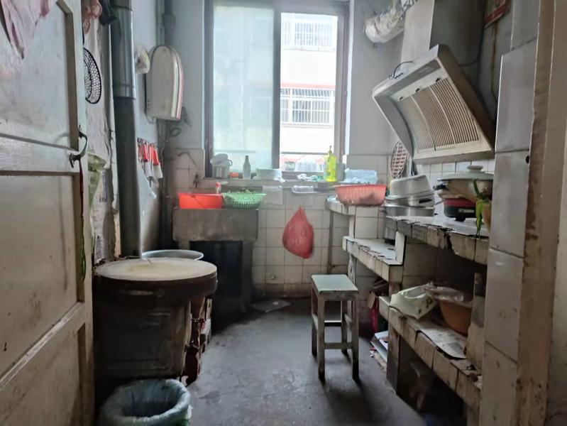 财源小区,有储藏室,证满五年,产证65平,实测套内面积70多,4