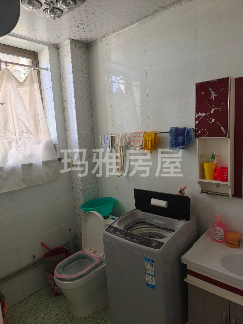 盛辉嘉苑,2室2厅,地暖房,带家具家电!洗衣机不带,带7.8平储藏室!4
