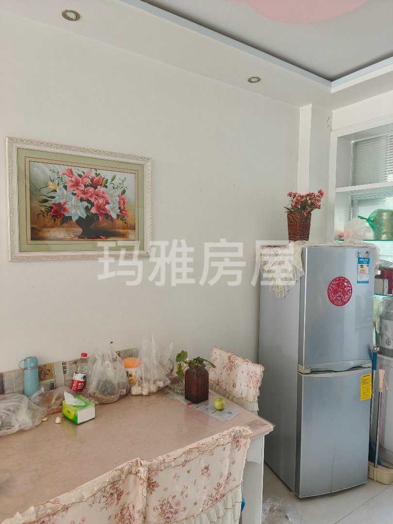 盛辉嘉苑,2室2厅,地暖房,带家具家电!洗衣机不带,带7.8平储藏室!2