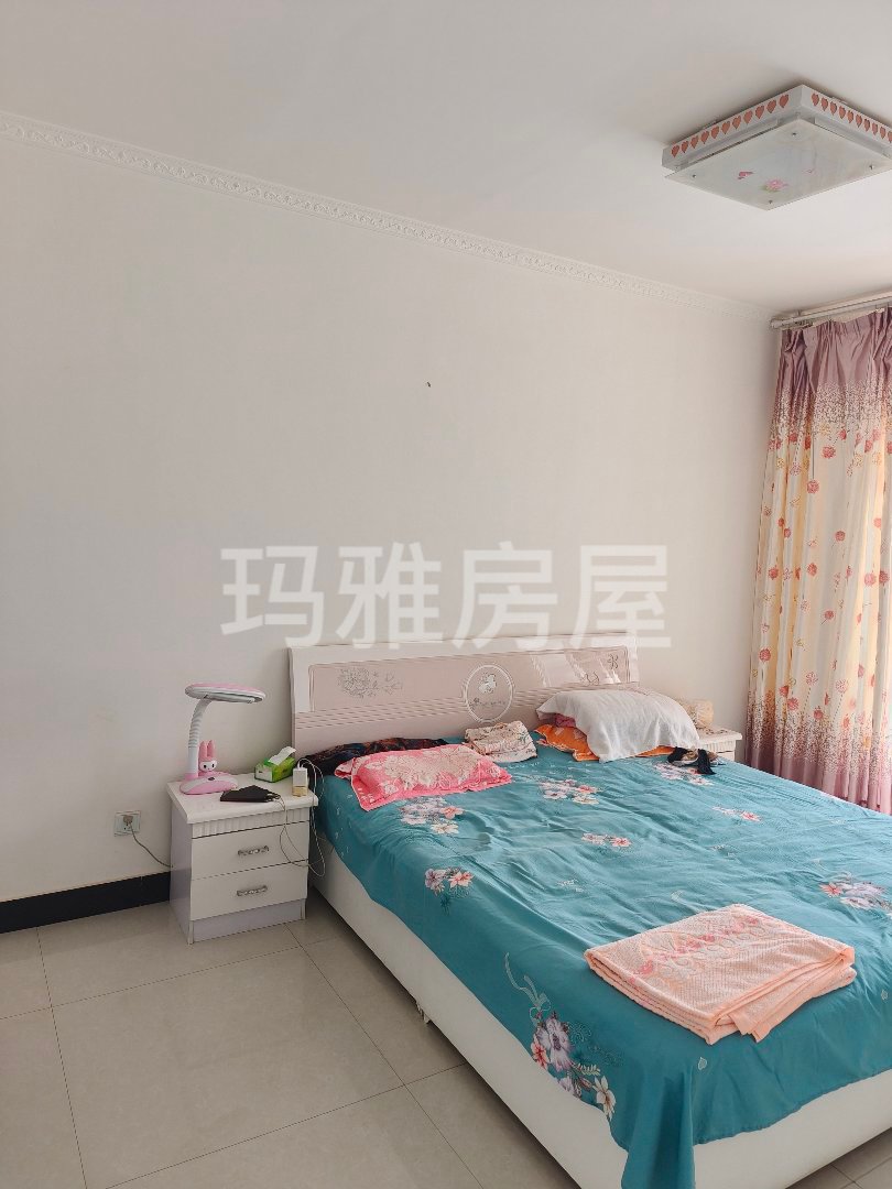 盛辉嘉苑,2室2厅,地暖房,带家具家电!洗衣机不带,带7.8平储藏室!3