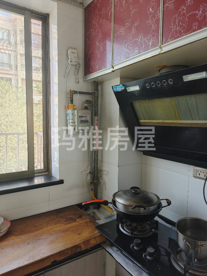 盛辉嘉苑,2室2厅,地暖房,带家具家电!洗衣机不带,带7.8平储藏室!5