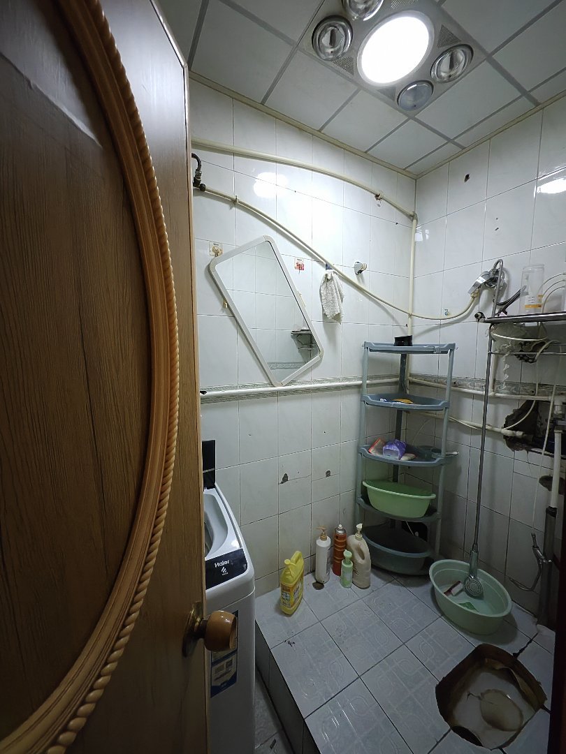 川心小区公路处,有3楼5楼7楼,房子是4个卧室的产权齐全,有抵押贷款4