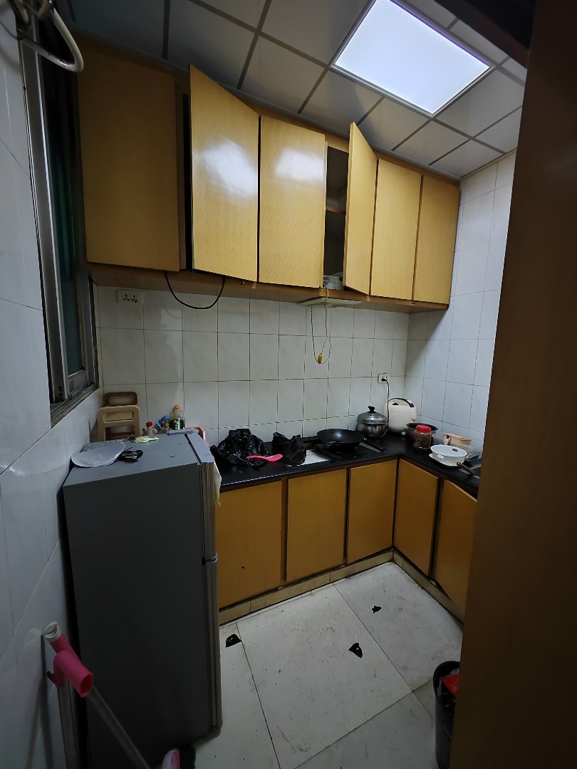 川心小区公路处,有3楼5楼7楼,房子是4个卧室的产权齐全,有抵押贷款6