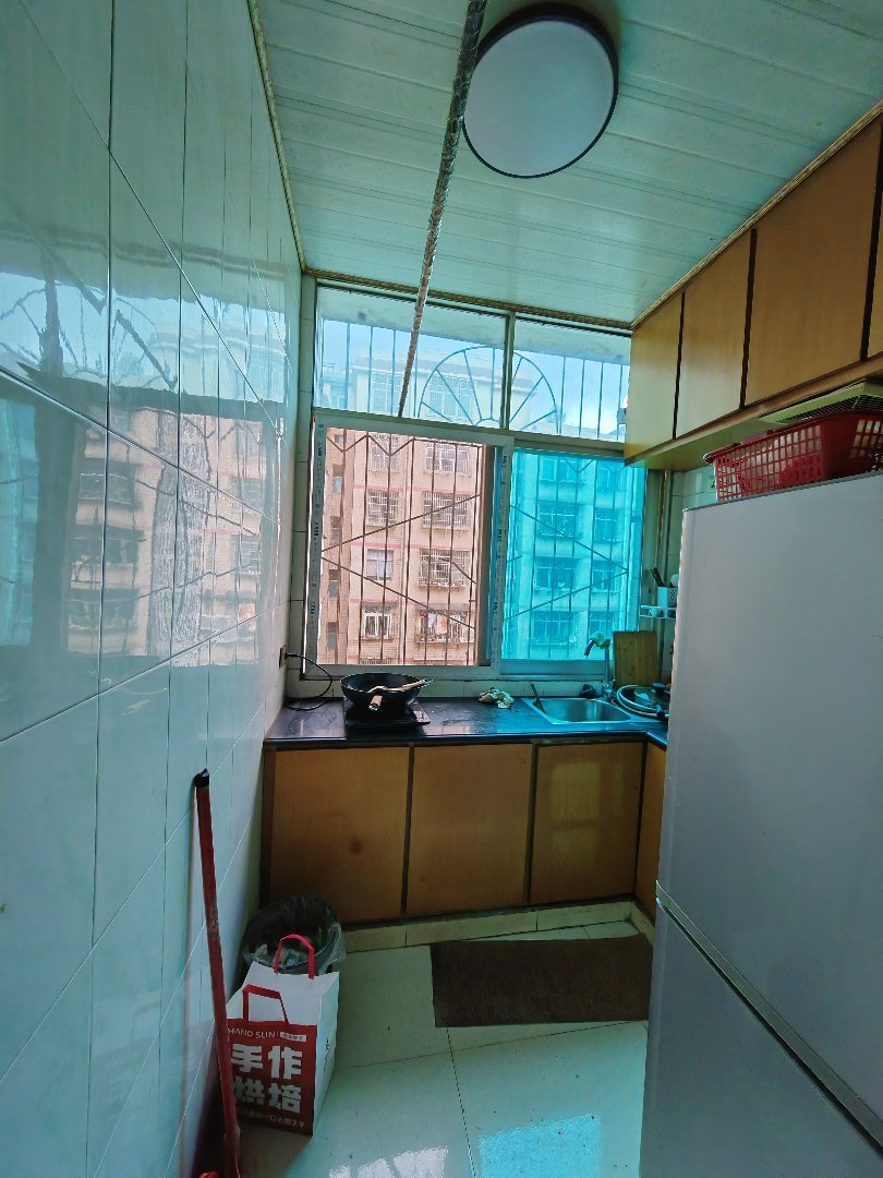 川心小区公路处,有3楼5楼7楼,房子是4个卧室的产权齐全,有抵押贷款9