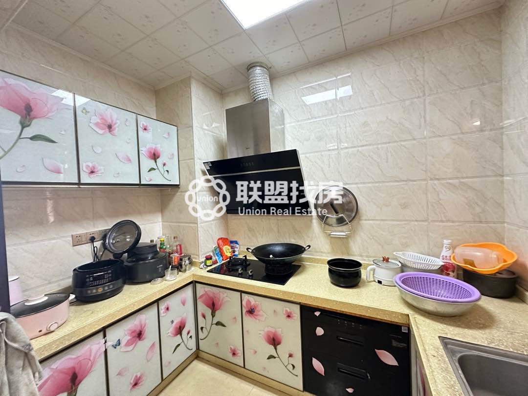 迎宾华府,迎宾华府,精装朝南3房,出售,房子业主保养好。小区环境好!2