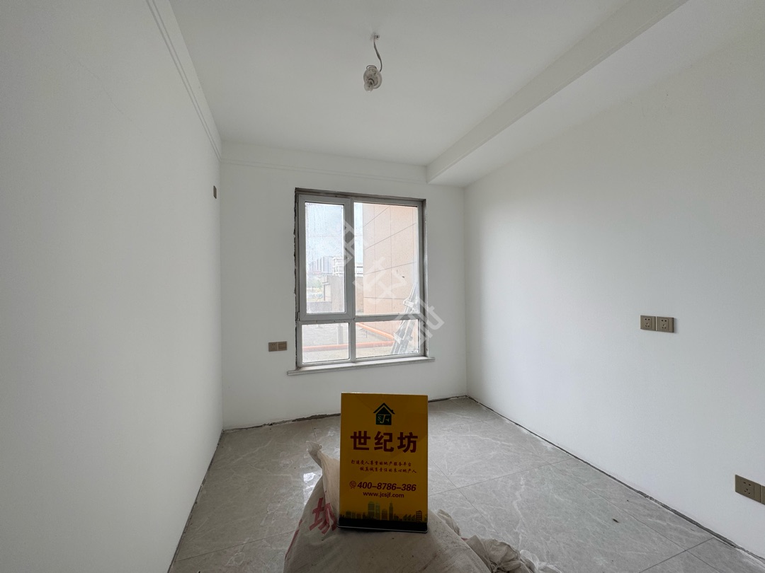 龙度华府,不满二 此房已做基装,周边配套设施齐全,性价比超高龙度华府。6