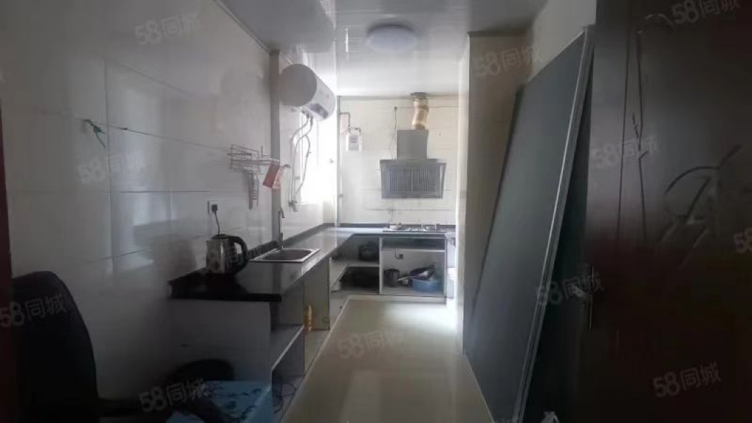 天易大厦,广场附近四室两厅两位出售5