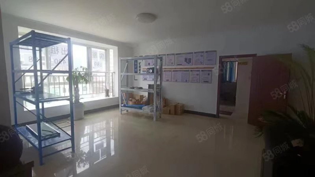 天易大厦,广场附近四室两厅两位出售1