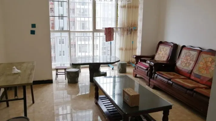 红花小区一期75㎡2室2厅1卫1阳台精装,上班族的选择