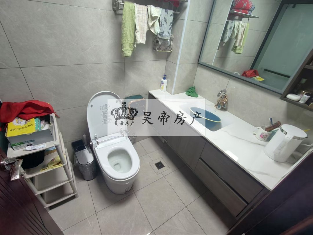 苹果家园,苹果家园,四室两厅两卫,南北通透,精装修,临近广场,商圈繁华4