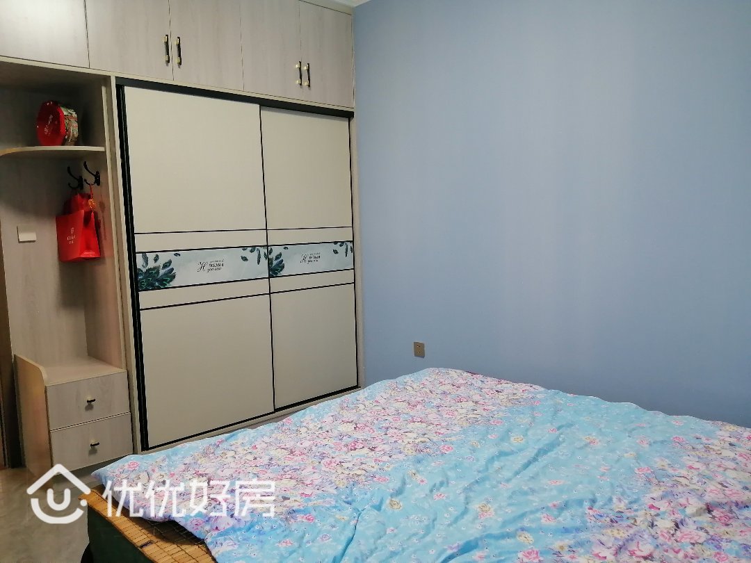 杰汇华庭,精装修九成新,家具家电齐全,电梯房好楼层,带22平车库7