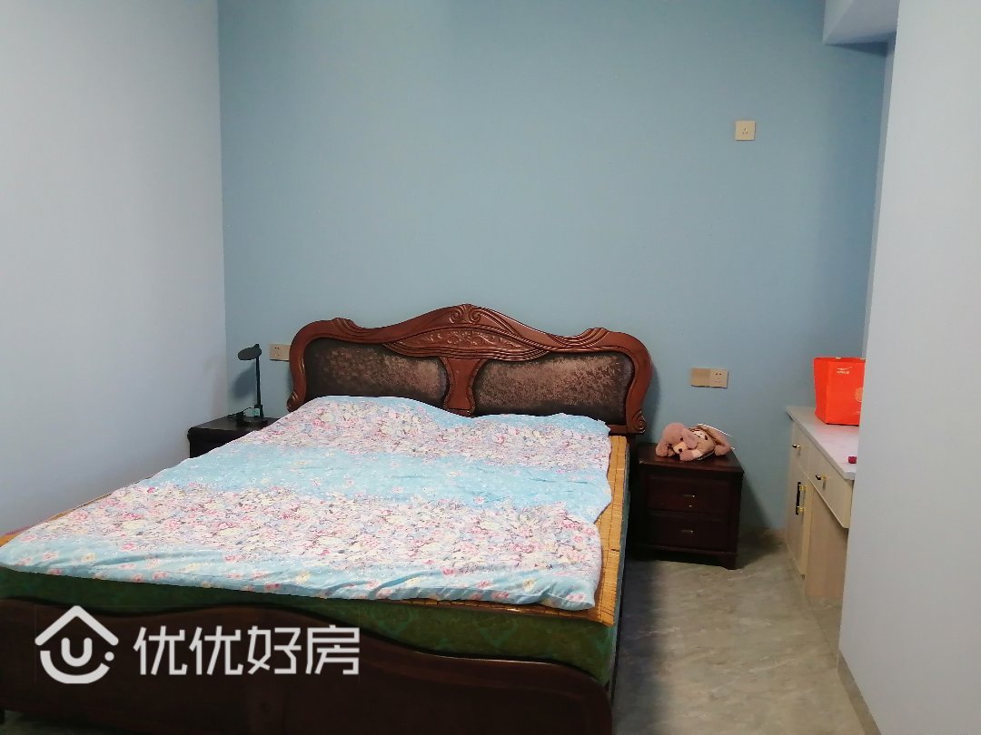 杰汇华庭,精装修九成新,家具家电齐全,电梯房好楼层,带22平车库4