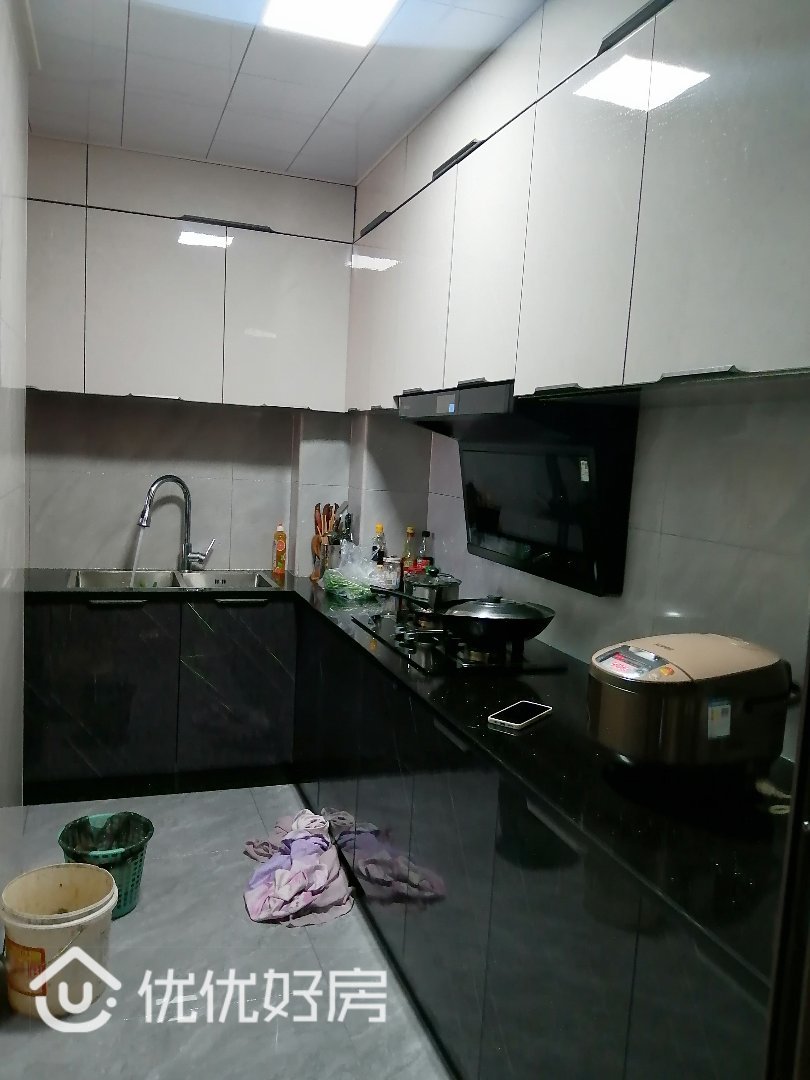 杰汇华庭,精装修九成新,家具家电齐全,电梯房好楼层,带22平车库10