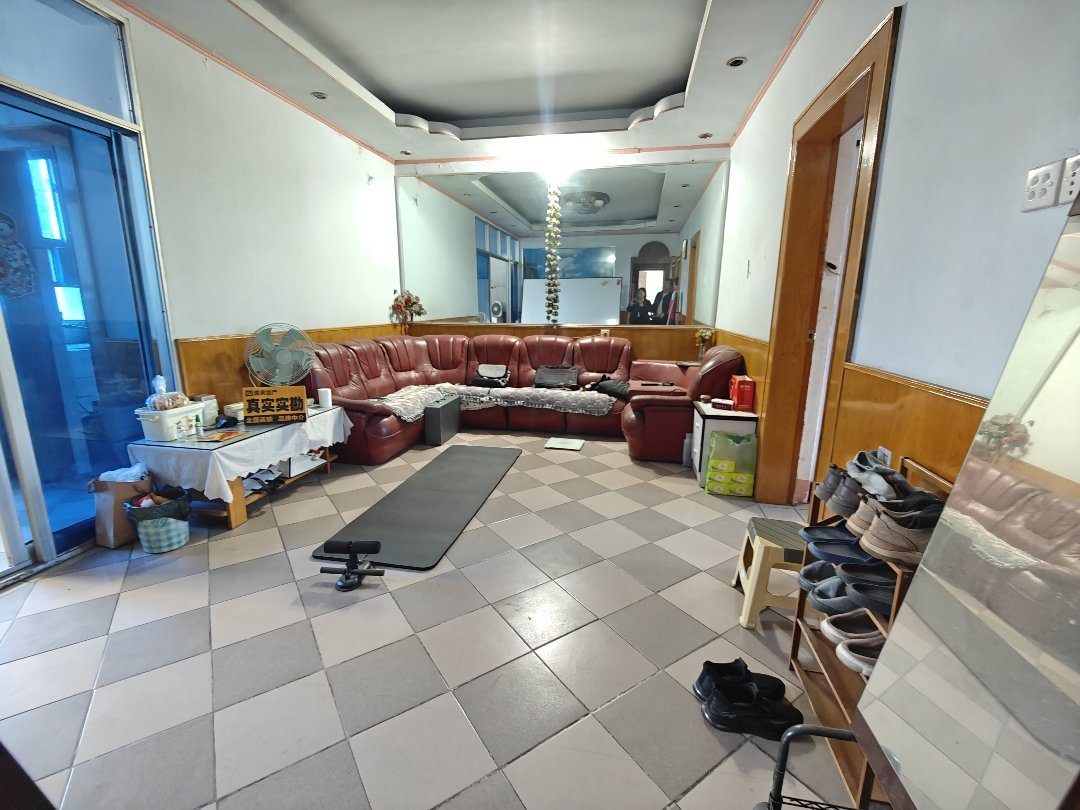 王湾小区,凯旋大道路口临街简装三室两厅8