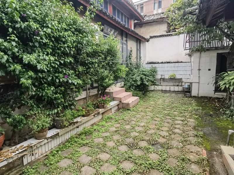 北门坡庭院,古城北门坡停车场旁庭院 占地200车可到门口观景相当好11