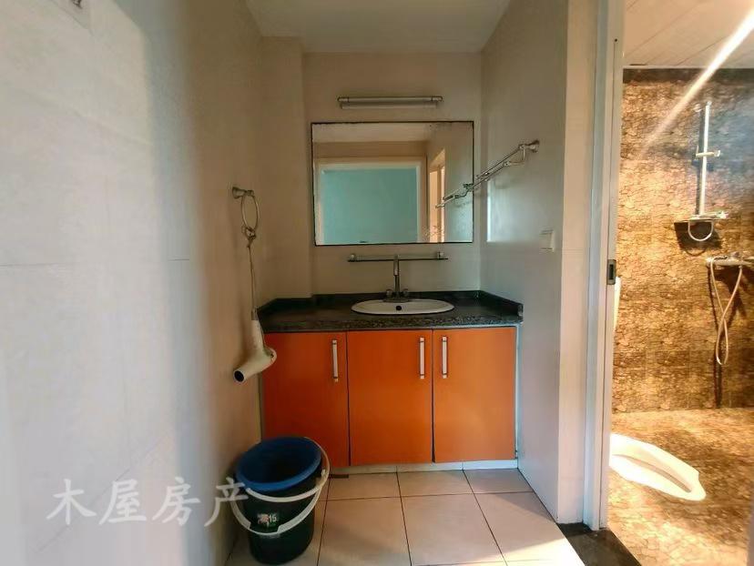 新美居家,新美居家 精装带家具家电 房东诚心出售9