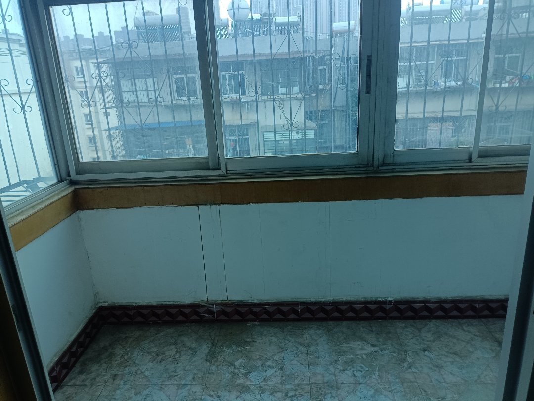 铁路小区东区,市中心,小区环境幽越,4