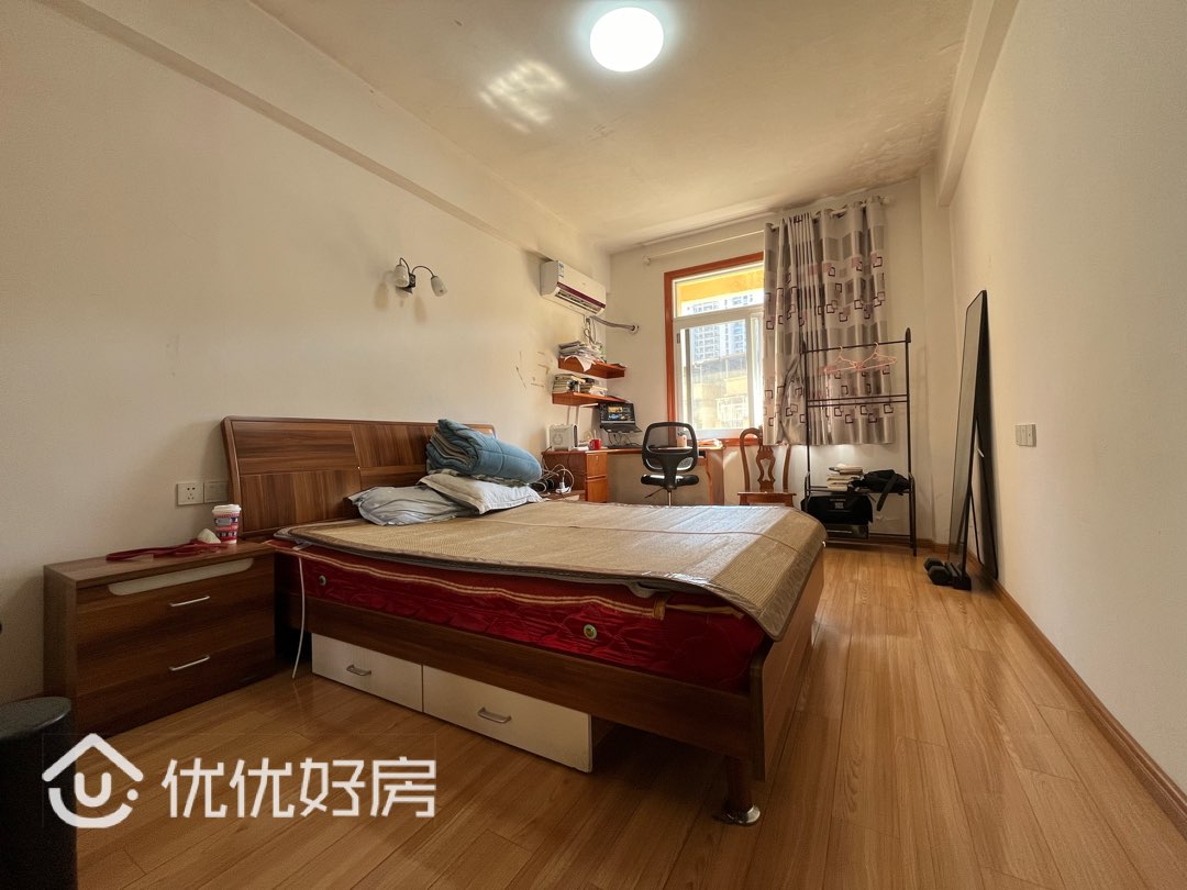 杰汇华庭,包含9平方的储藏间,光线阳光都很好2