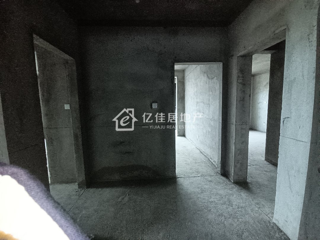 圣庄园东湖,交通便利!户型好!4室2厅3卫2阳台业主急售7