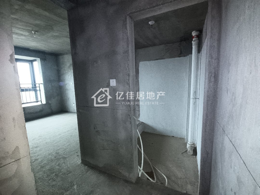 圣庄园东湖,交通便利!户型好!4室2厅3卫2阳台业主急售6