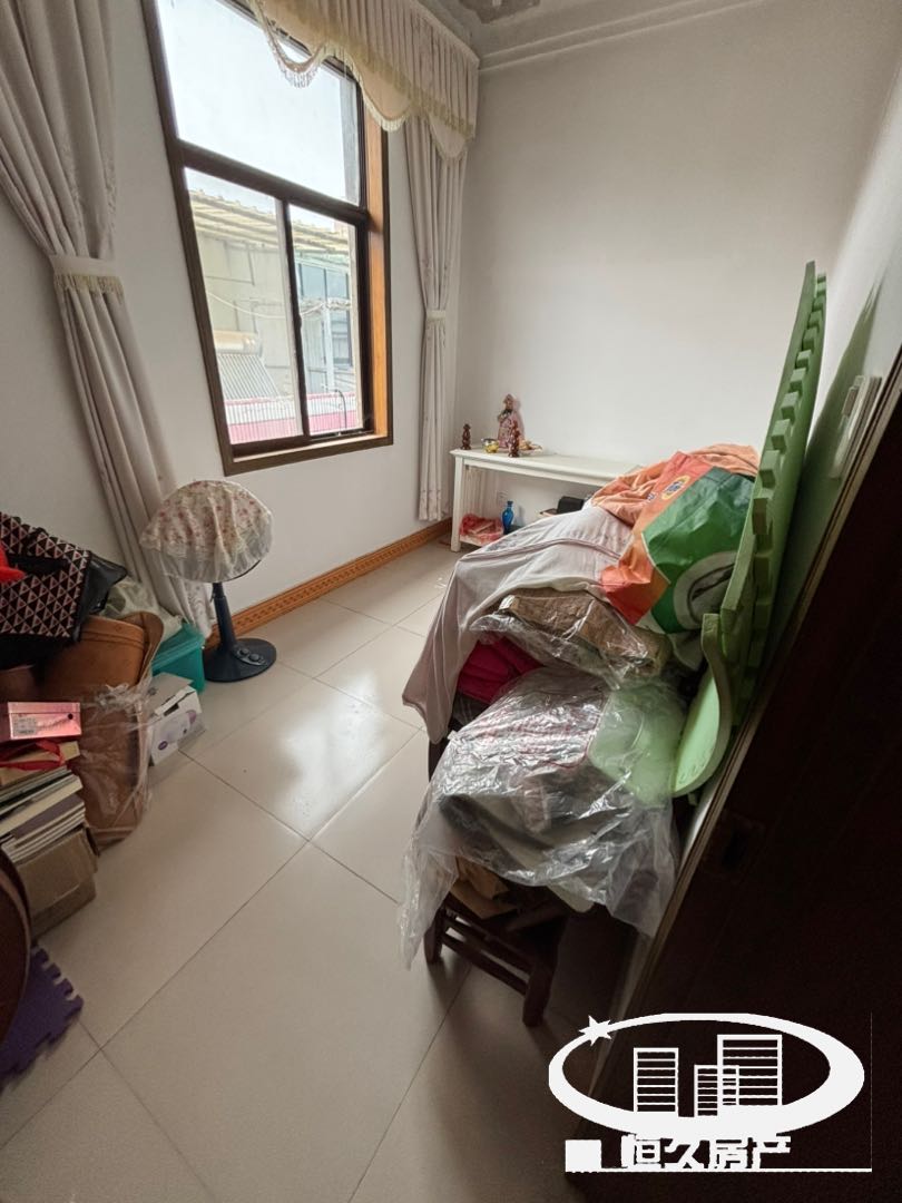 梅湾赵元市场,赵园出头路好的一宅一院,土地出让金已交,按揭购房,拎包入住。7