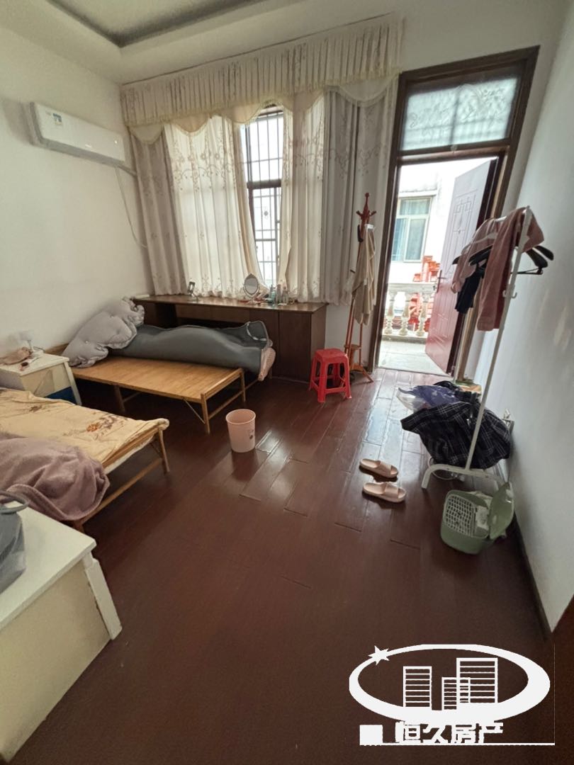 梅湾赵元市场,赵园出头路好的一宅一院,土地出让金已交,按揭购房,拎包入住。3