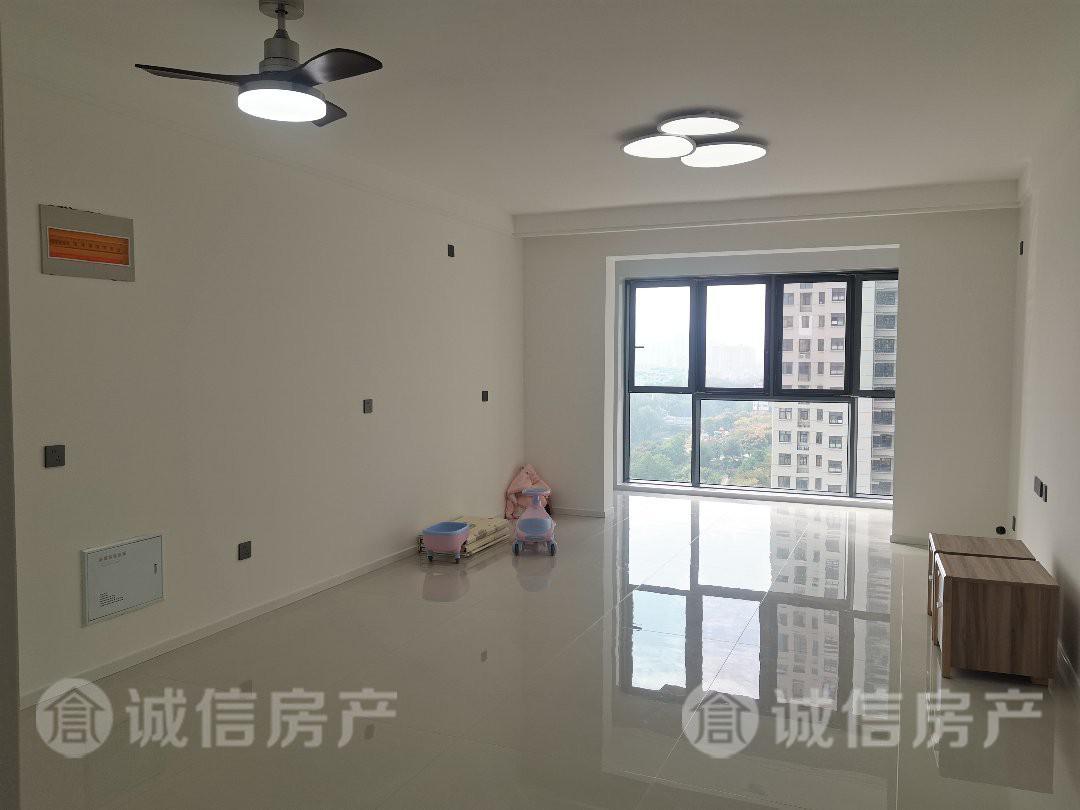 广源缤纷城,广源缤纷城精装3室2厅1卫1阳台,交通便利,3
