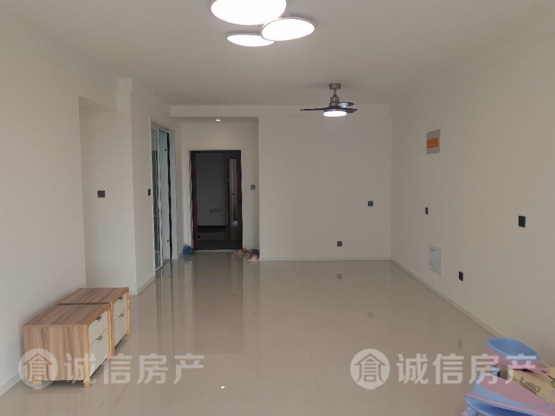 广源缤纷城,广源缤纷城精装3室2厅1卫1阳台,交通便利,7