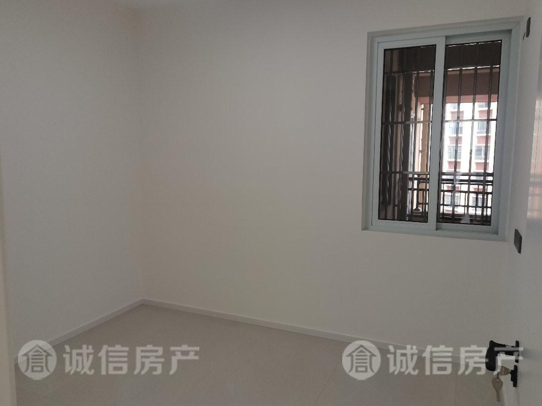 广源缤纷城,广源缤纷城精装3室2厅1卫1阳台,交通便利,4