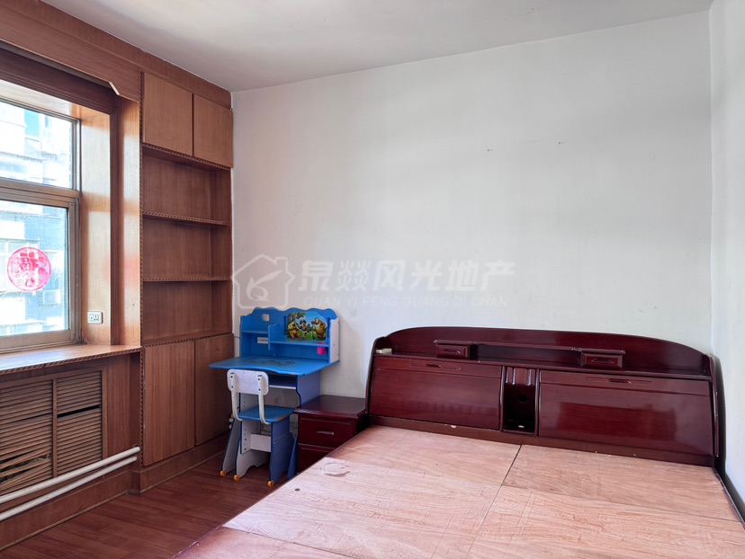 铁亮小区,地段好出路好,能过户按揭,满二6
