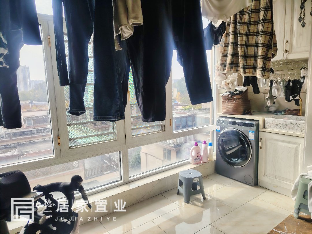 中南世纪雅苑,雅苑洋房欧式豪装,自住中,装修花了60多万,四房11