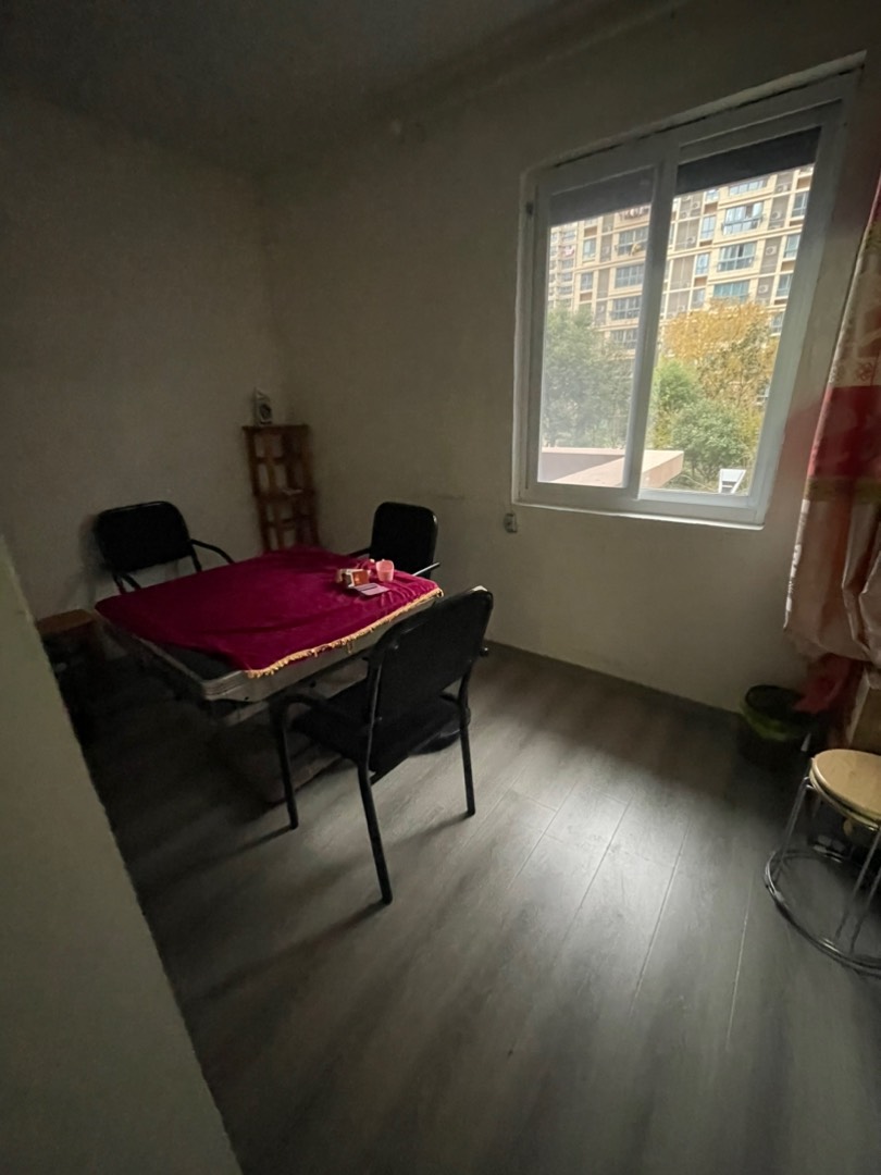 现代城,23807出售:现代城2楼 3室2卫 随时过户i i7