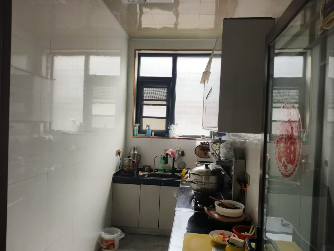 莲花小学独院,房子位置好,精装修,有两个车库,停车方便,电梯已装,有证可过1
