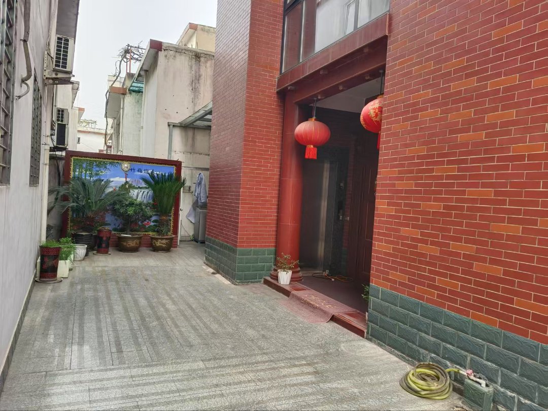 莲花小学独院,房子位置好,精装修,有两个车库,停车方便,电梯已装,有证可过2
