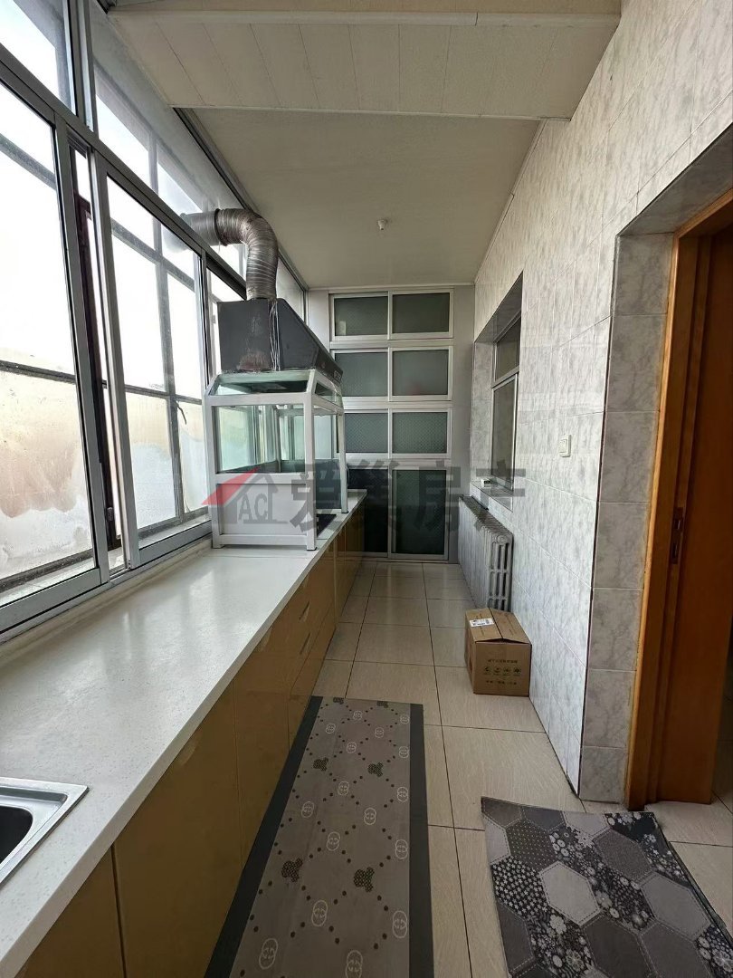 胜利小区,胜利一小区3楼295平四室两厅一卫88万5地下室3个2