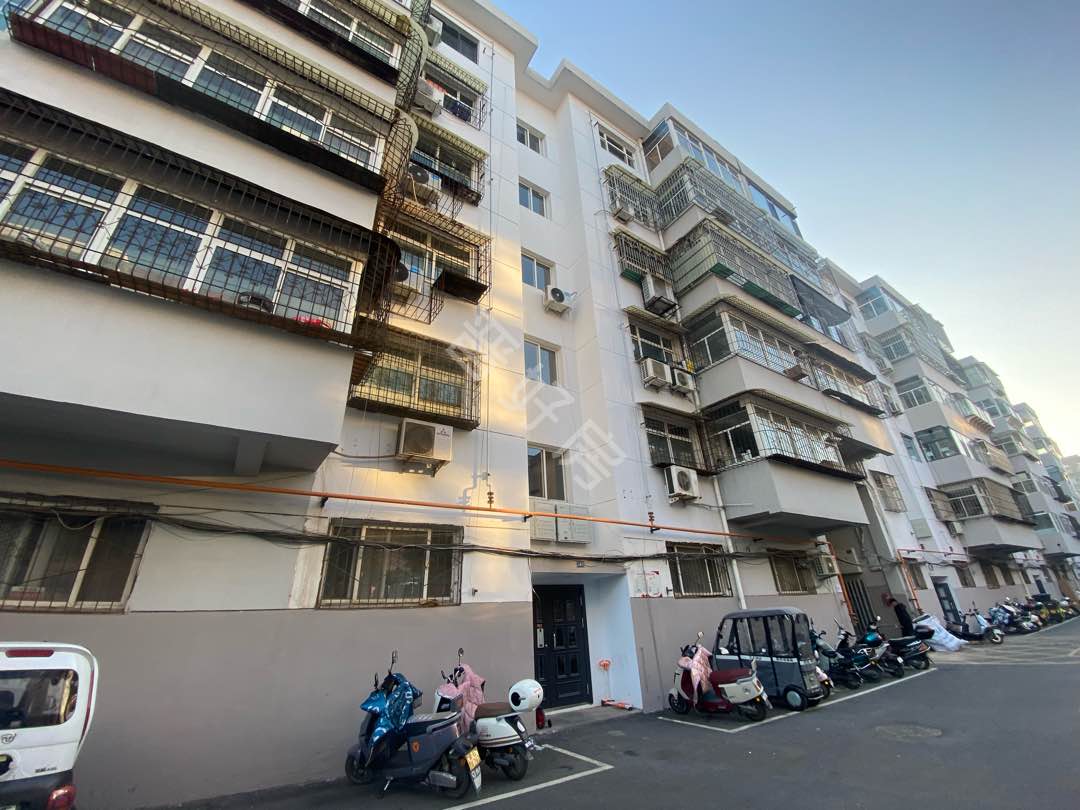水陆院二小区,小区免费停车,装修30w,楼顶有瓦片不漏水,房本满五,带地下11