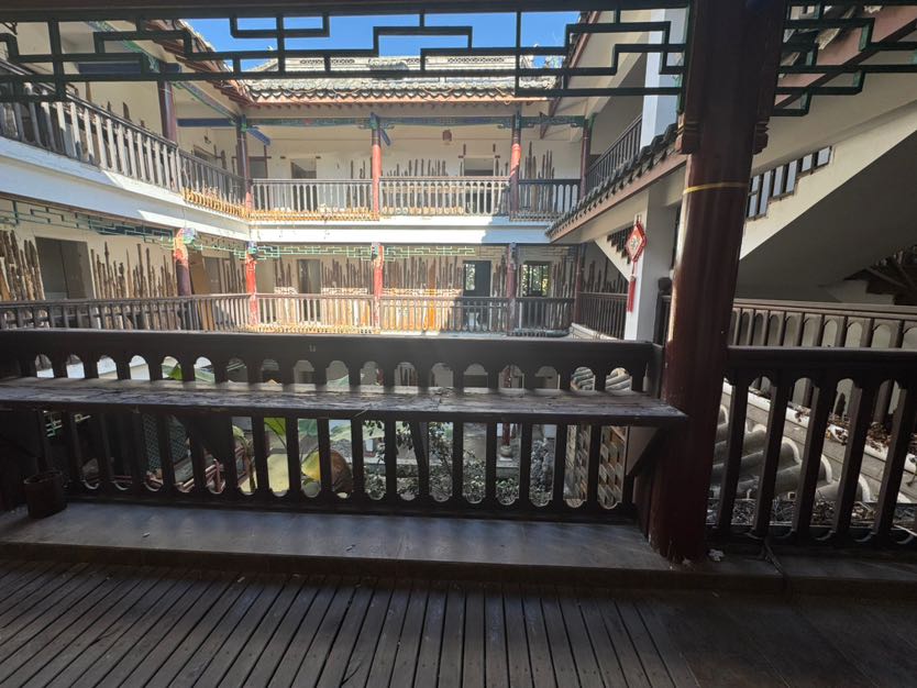 彝人古镇,超大四合院。繁华地段坐享房租。背后是小桥流水2