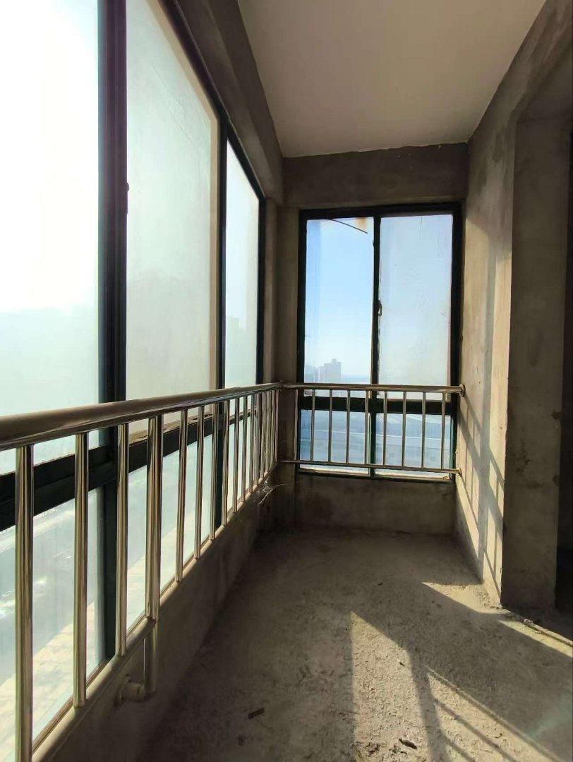 锦绣花园,急售:前进桥南头附近电梯房,三室二厅二卫,140平左右5