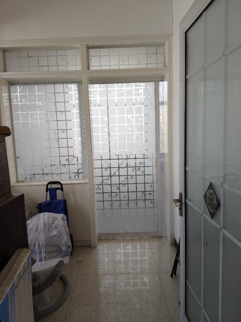 莲花路海天阁独院,出路好,位置佳,上下四层精装修新,离二中一步之遥,就医超市。3